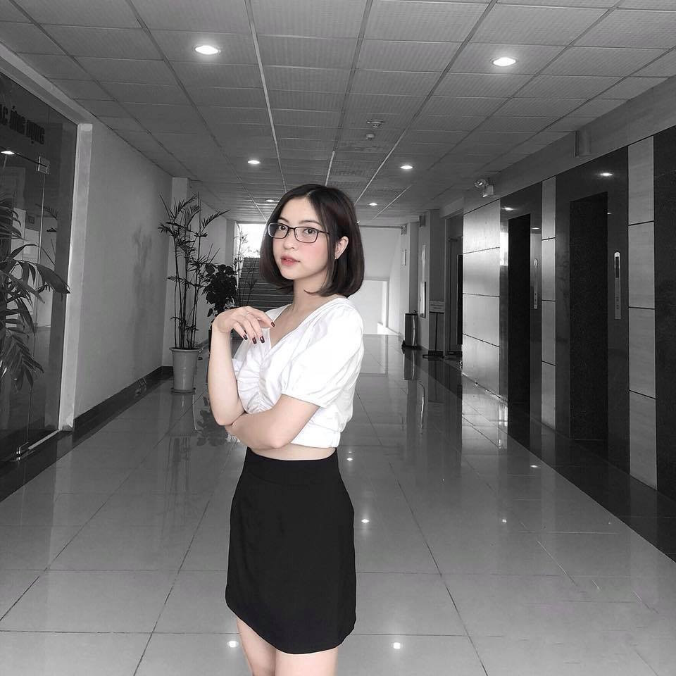 Bạn gái Quang Hải trông khá hợp với kiểu tóc ngắn uốn cụp.