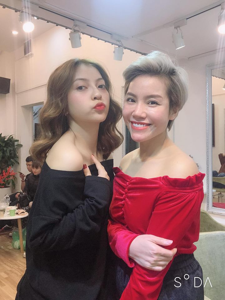 Tóc uốn sóng to có vẻ rất hợp với gương mặt Nhật Lê, cộng thêm tông màu nhuộm sáng giúp làn da cô nàng trắng trẻo hơn.