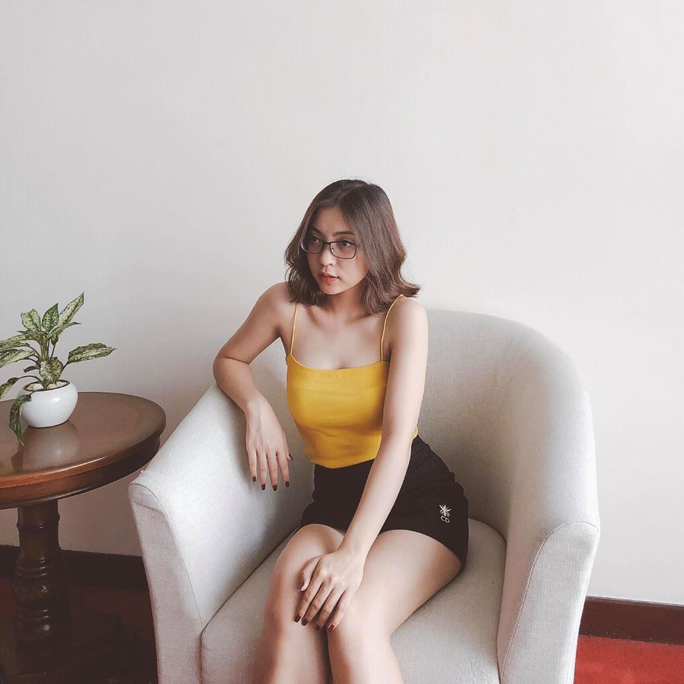 Tóc ngắn xoăn nhẹ khiến cô trông cá tính và hiện đại hơn.