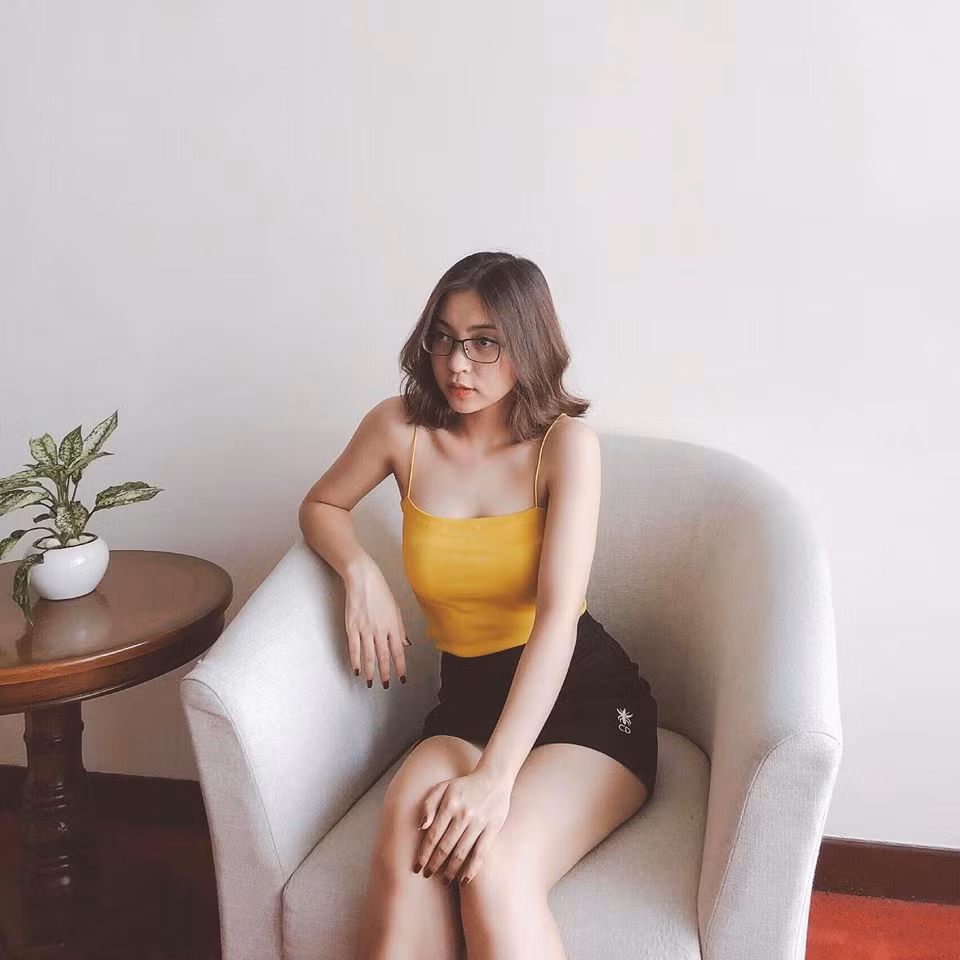 Tóc ngắn xoăn nhẹ khiến cô trông cá tính và hiện đại hơn.