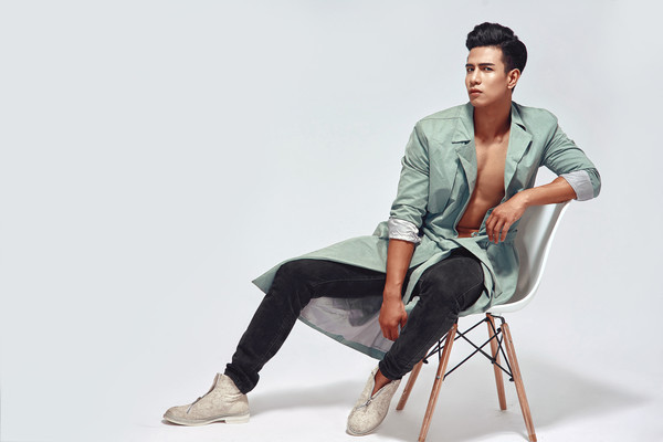 Thêm một kiểu áo khoác khoe thân hình 6 múi của Trịnh Bảo.