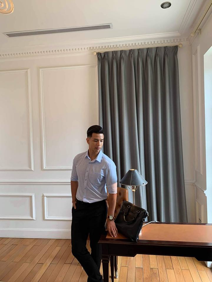 Siêu mẫu sinh năm 1994 cũng sở hữu phong cách thời trang lịch lãm cùng vẻ điển trai, thu hút người đối diện. Ảnh: FBNV.