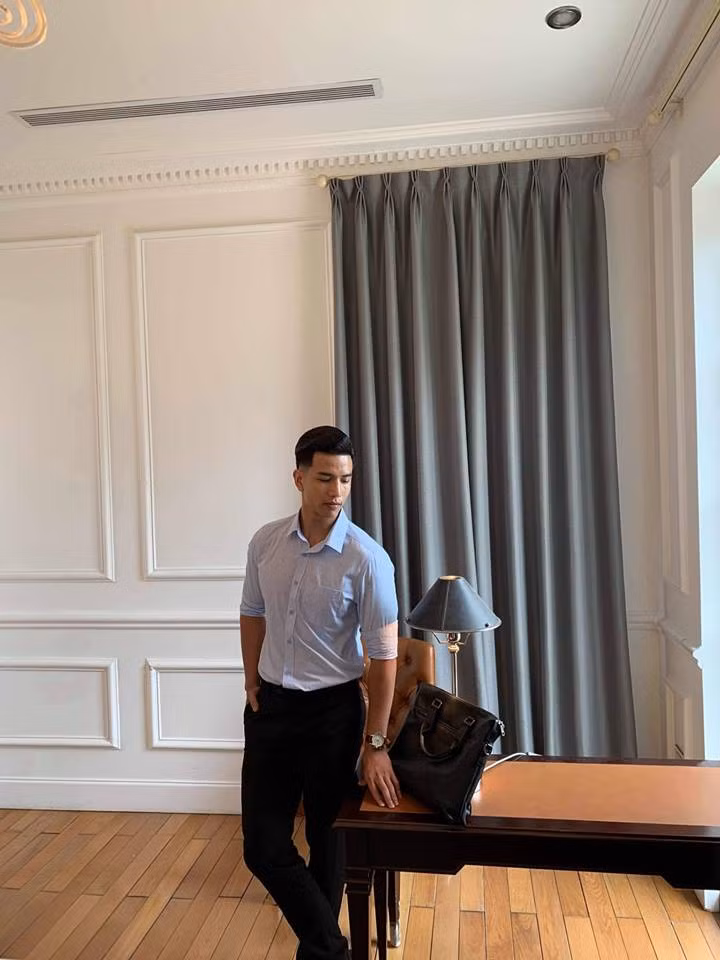 Siêu mẫu sinh năm 1994 cũng sở hữu phong cách thời trang lịch lãm cùng vẻ điển trai, thu hút người đối diện. Ảnh: FBNV.