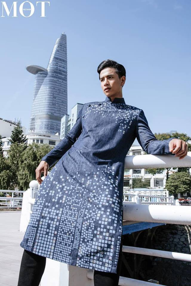 Anh diện áo dài cũng khá điển trai. Ảnh: FBNV.