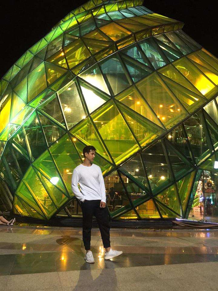 Khi đi chơi, Trịnh Bảo chọn phong cách thời trang thể thao cá tính.