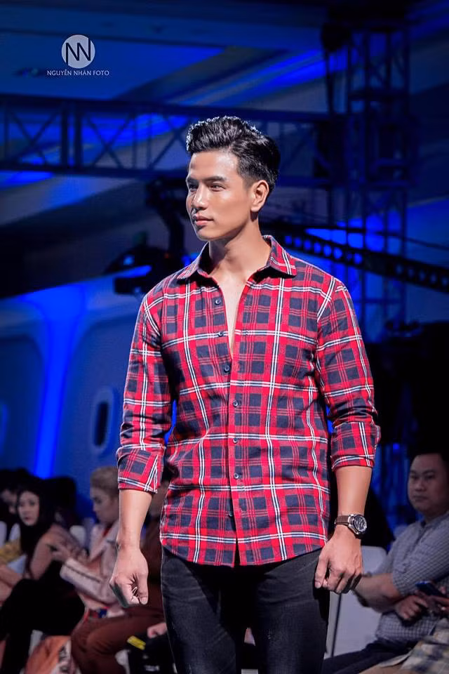 Siêu mẫu diện áo sơ mi kẻ đỏ đầy nam tính.