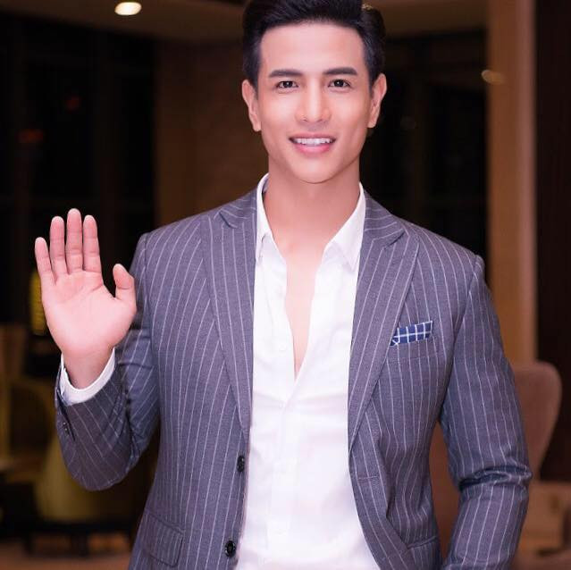 Trịnh Bảo thường xuyên diện áo sơ mi trắng, đóng bộ vest bảnh bao.