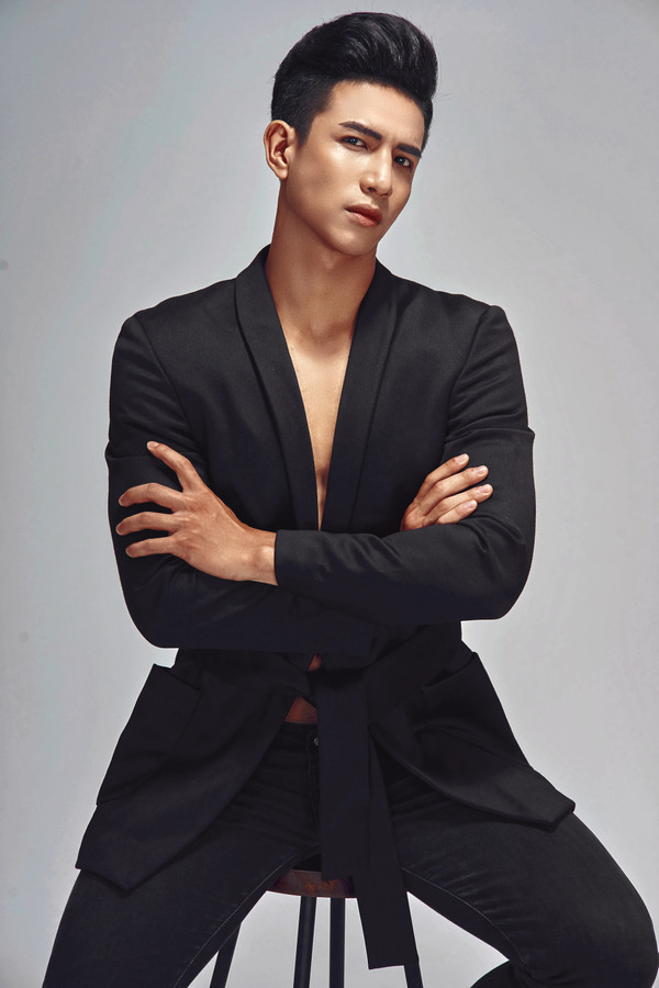 Đôi khi, nam vương gốc Hải Phòng còn diện vest không cần áo sơ mi khoe cơ thể vạm vỡ.