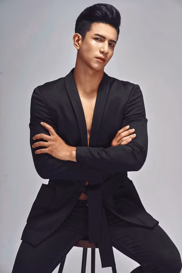 Đôi khi, nam vương gốc Hải Phòng còn diện vest không cần áo sơ mi khoe cơ thể vạm vỡ.