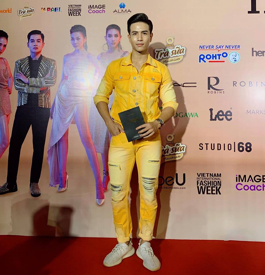 Anh chàng chọn cả "cây vàng" đi sự kiện vô cùng nổi bật.