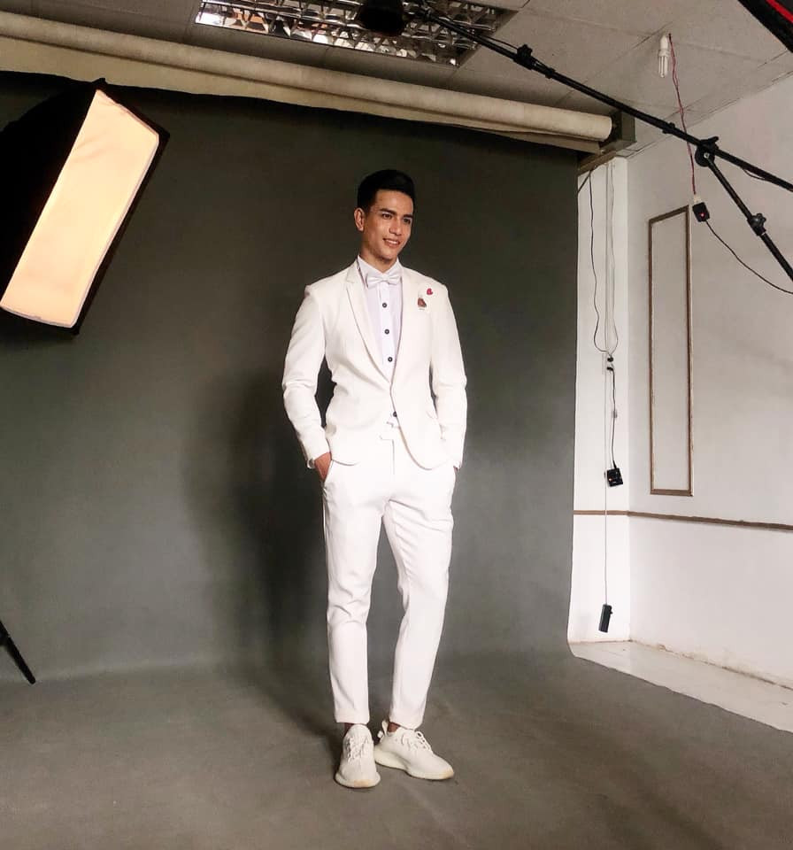 Nam vương diện cả bộ trắng ton - sur - ton cực kỳ bắt mắt.