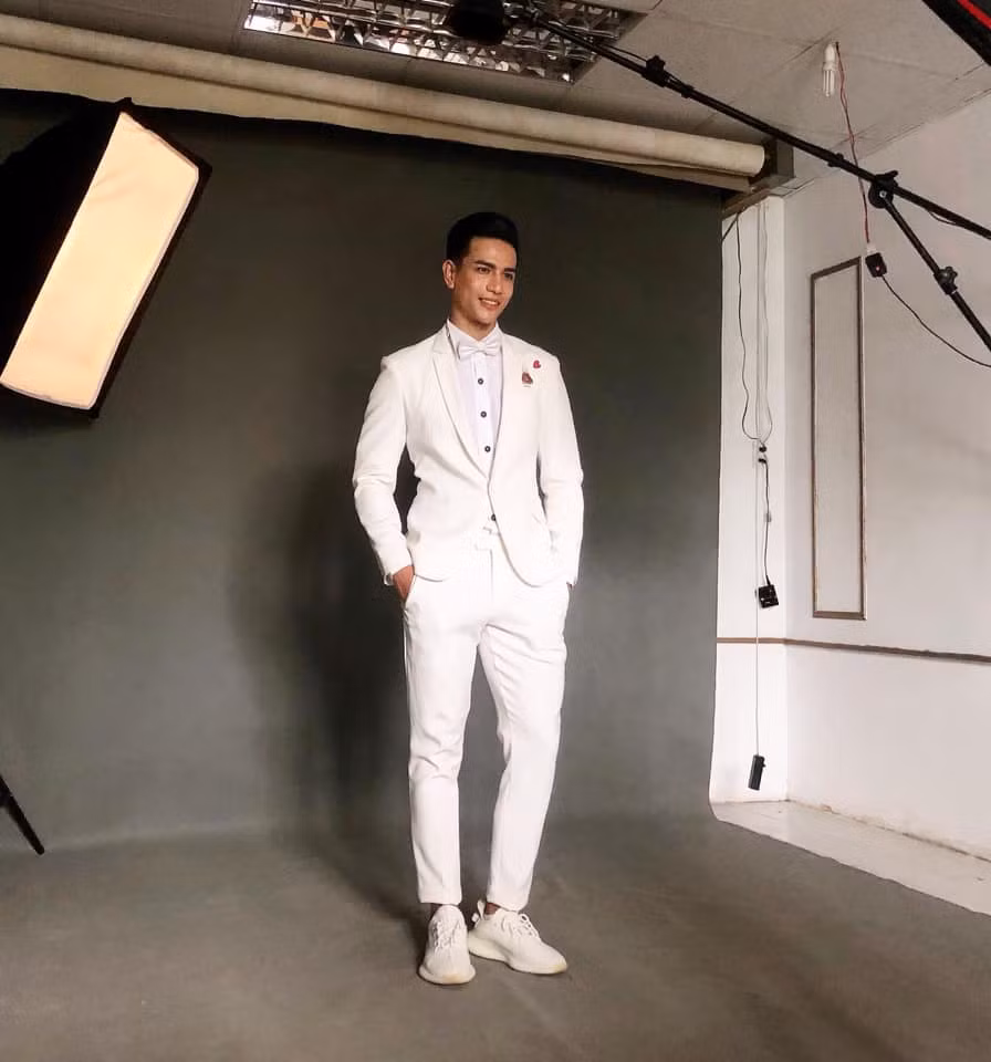 Nam vương diện cả bộ trắng ton - sur - ton cực kỳ bắt mắt.