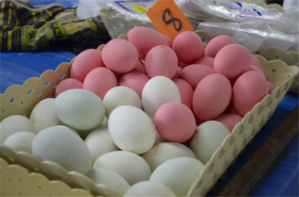 Các loại trứng muối thường nhuộm màu hồng hoặc màu xanh bắt mắt.