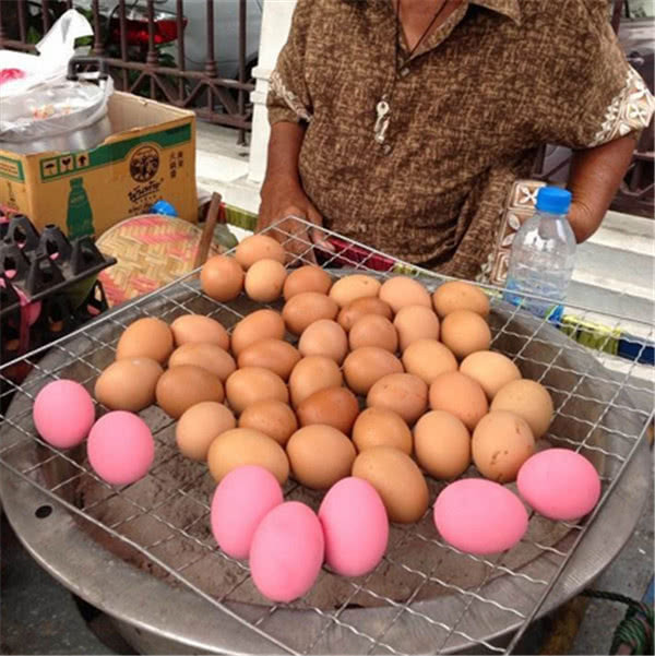 Màu bên ngoài vỏ trứng vô hại, thường là màu tự nhiên. Người Thái thường thích những thứ nhiều màu sắc.