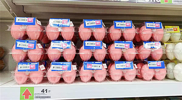 Đây chính là cách người Thái nhuộm trứng để người tiêu dùng phân biệt sản phẩm. Bằng cách này, mọi người có thể phân biệt được đâu là loại trứng đã được bảo quản (trứng muối) so với trứng thông thường.