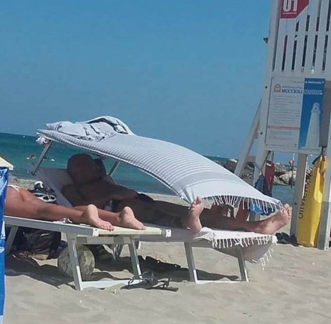 Thế này sao không nằm trong phòng bật điều hòa cho mát.