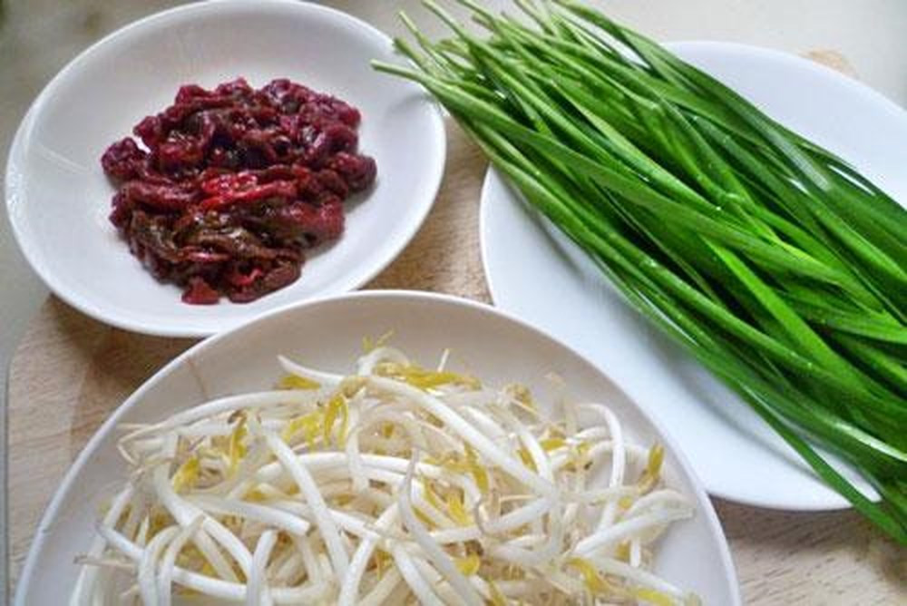 2. Thịt bò xào giá đỗ và lá hẹ giúp tăng cường sinh lý nam giới. Nguyên liệu: 250g giá đỗ, 50g thịt bò, 1 nắm lá hẹ.