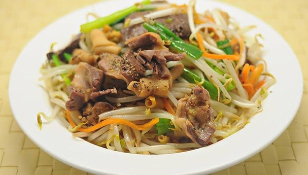 Cách làm: Đem rửa sạch thịt nạc, giá đỗ và rau cần. Sau đó cho thịt vào xào chín rồi cho rau cần và giá đỗ vào đảo đều, thêm gia vị tùy ý, tắt bếp và cho ra đĩa ăn. Ảnh: Internet.