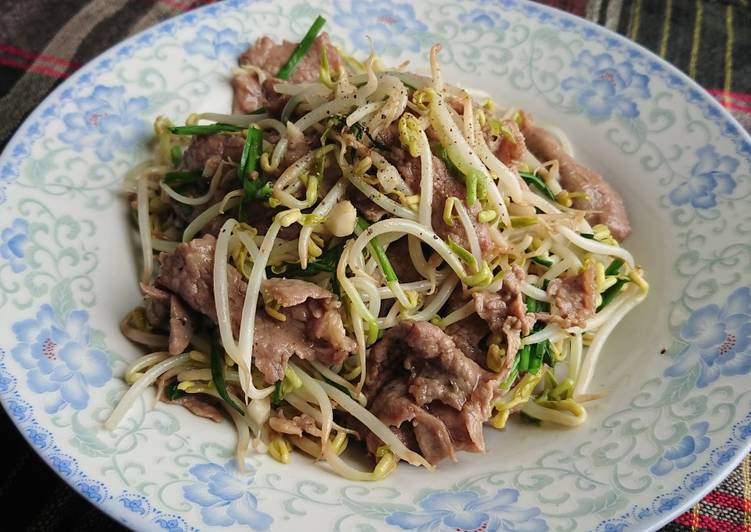 Cách chế biến: Thịt bò thái nhỏ từng miếng mỏng sau đó ướp với gia vị khoảng 10 phút. Sau đó bật bếp lên và xào chín thịt bò, sau đó cho giá đỗ và lá hẹ vào đảo đều rồi tắt bếp. Sử dụng món ăn này kèm với cơm sẽ giúp tăng cường sinh lý cho nam giới vô cùng hiệu quả.