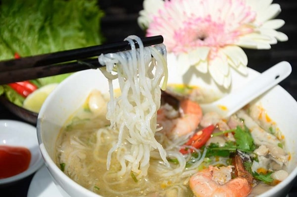 Bún Song Thằn làng An Thái (An Nhơn) từ lâu đã quen thuộc trong câu ca "Nón ngựa Gò Găng, bún song thằn An Thái". Sở dĩ có tên gọi như vậy vì khi làm bún, người ta thường bắt dây bún từng đôi một. Bún song thằn nổi tiếng ở Bình Định vì có hương vị thơm ngon và có giá trị dinh dưỡng cao vì làm từ đậu xanh.