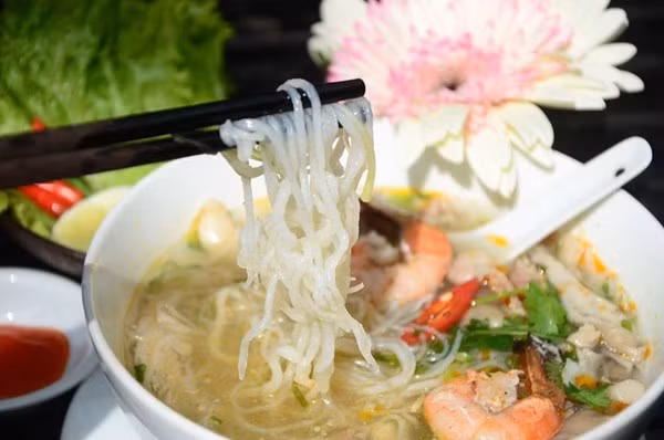 Bún Song Thằn làng An Thái (An Nhơn) từ lâu đã quen thuộc trong câu ca "Nón ngựa Gò Găng, bún song thằn An Thái". Sở dĩ có tên gọi như vậy vì khi làm bún, người ta thường bắt dây bún từng đôi một. Bún song thằn nổi tiếng ở Bình Định vì có hương vị thơm ngon và có giá trị dinh dưỡng cao vì làm từ đậu xanh.