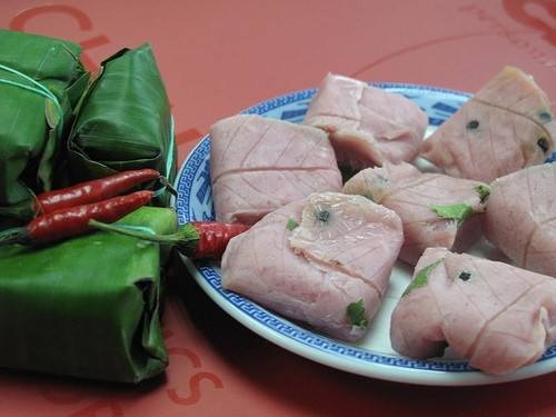 Nem chợ Huyện dai dai, sần sật, chua giòn đã miệng. Nem tươi đã ngon, nướng với than, ăn kèm với bánh, chả ram, rau mùi, tía tô, rau răm, chuối, khế xắt nhỏ, dưa leo, nước chấm (hoặc xì dầu) và vài múi tỏi, trái ớt càng tuyệt.