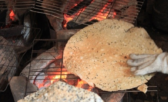 Bánh tráng nước dừa: Bình Định còn được biết đến là xứ dừa với vùng đất Tam Quan nổi tiếng bởi nhiều món ăn, đồ dùng được chế biến từ những trái dừa. Trong đó, bánh tráng dừa được nhiều người yêu thích và hay mua về làm quà mỗi khi ghé qua Bình Định