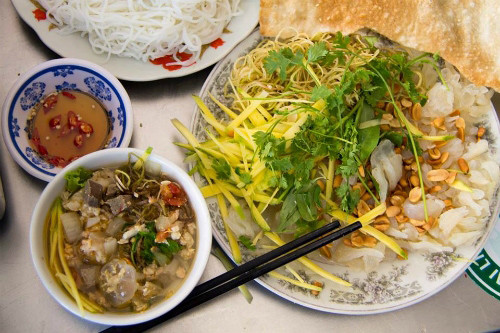 Bún sứa nước lèo: Nồi nước lèo chua ngọt, vàng rộm, nóng hổi cùng với đĩa sứa tươi giòn là hương vị khó quên với nhiều du khách từng thưởng thức sứa nước lèo Quy Nhơn, Bình Định. Sứa nước lèo phải ăn thật nóng mới ngon.