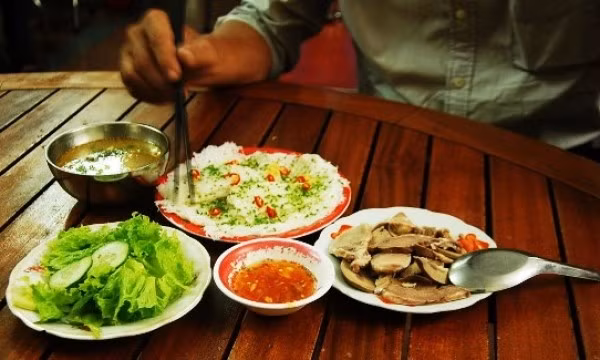 Bánh hỏi Diêu Trì: Đây là một món ăn không thể thiếu mỗi buổi sáng của người dân Bình Định. Bánh hỏi được làm từ gạo như cách làm bún nhưng sợi bánh thanh mảnh hơn. Ản kèm với bánh hỏi là lòng và thịt heo thái miếng, bên cạnh là một chén cháo nóng hổi cùng nước mắm tỏi ớt pha hơi ngọt để phù hợp với khẩu vị của người miền Trung.
