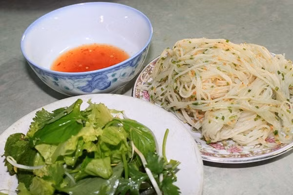 Bánh dây Bồng Sơn: Bánh dây là món ăn có nguồn gốc từ thị trấn Bồng Sơn, huyện Hoài Nhơn. Đây là một món ăn làm từ gạo, nhưng lại mang hương vị khác hẳn. Bánh dây ăn cùng một ít dầu hẹ được thoa đều và đậu phộng giã nhỏ được rải lên.