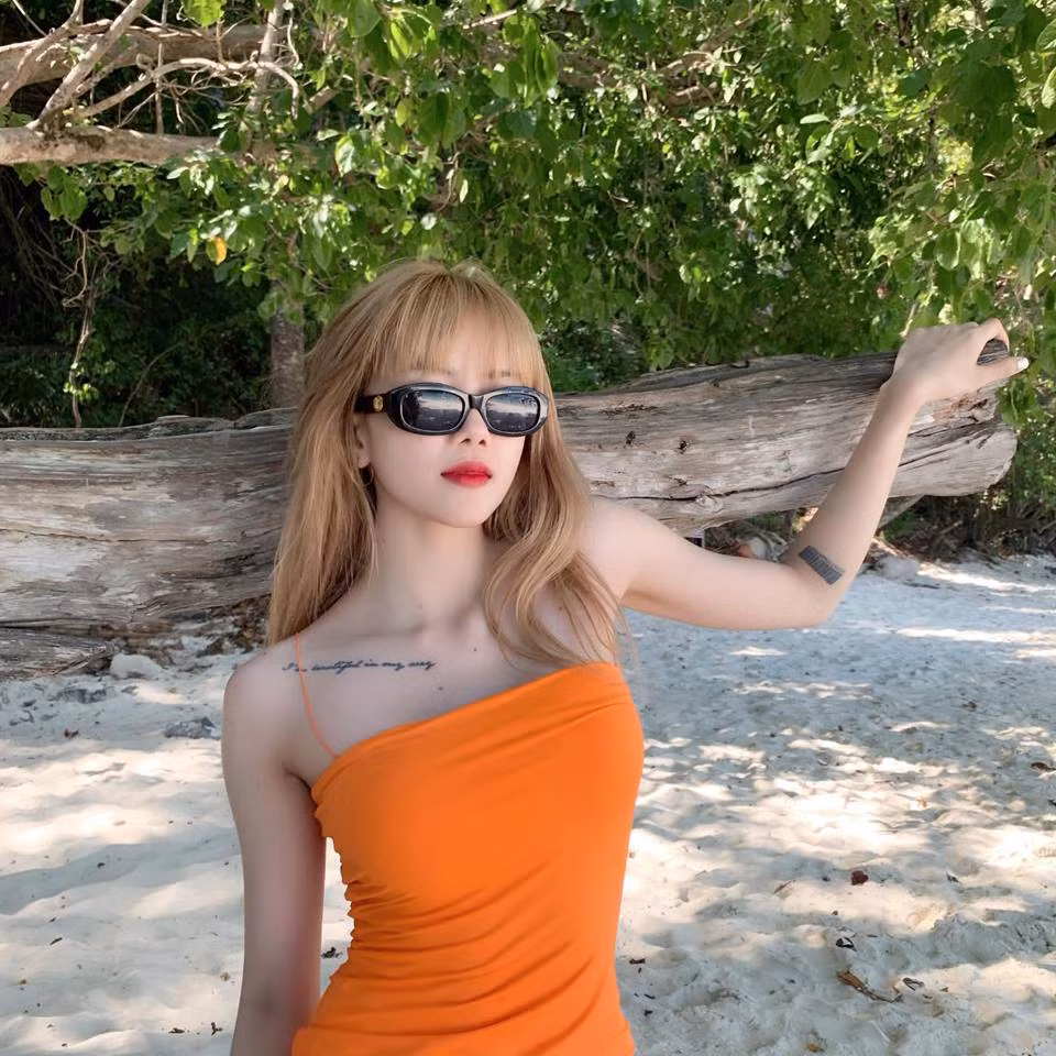 Người đẹp thường xuyên diện những trang phục gợi cảm khoe đường cong cơ thể.