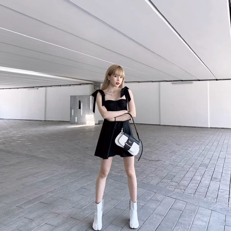 Các kiểu váy ngắn hai dây được Bảo Trâm ưu ái hết mức.