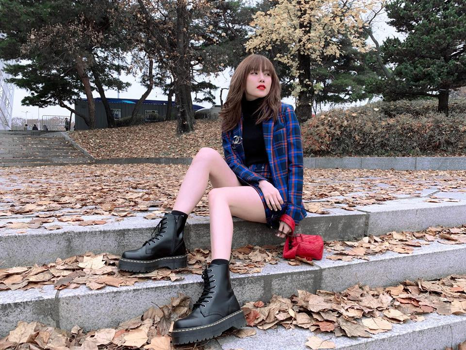 Những kiểu váy ngắn giúp cô khoe đôi chân thon dài.