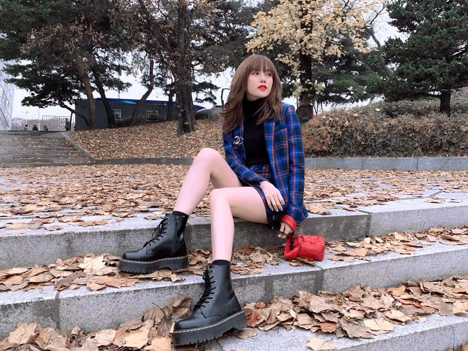 Những kiểu váy ngắn giúp cô khoe đôi chân thon dài.