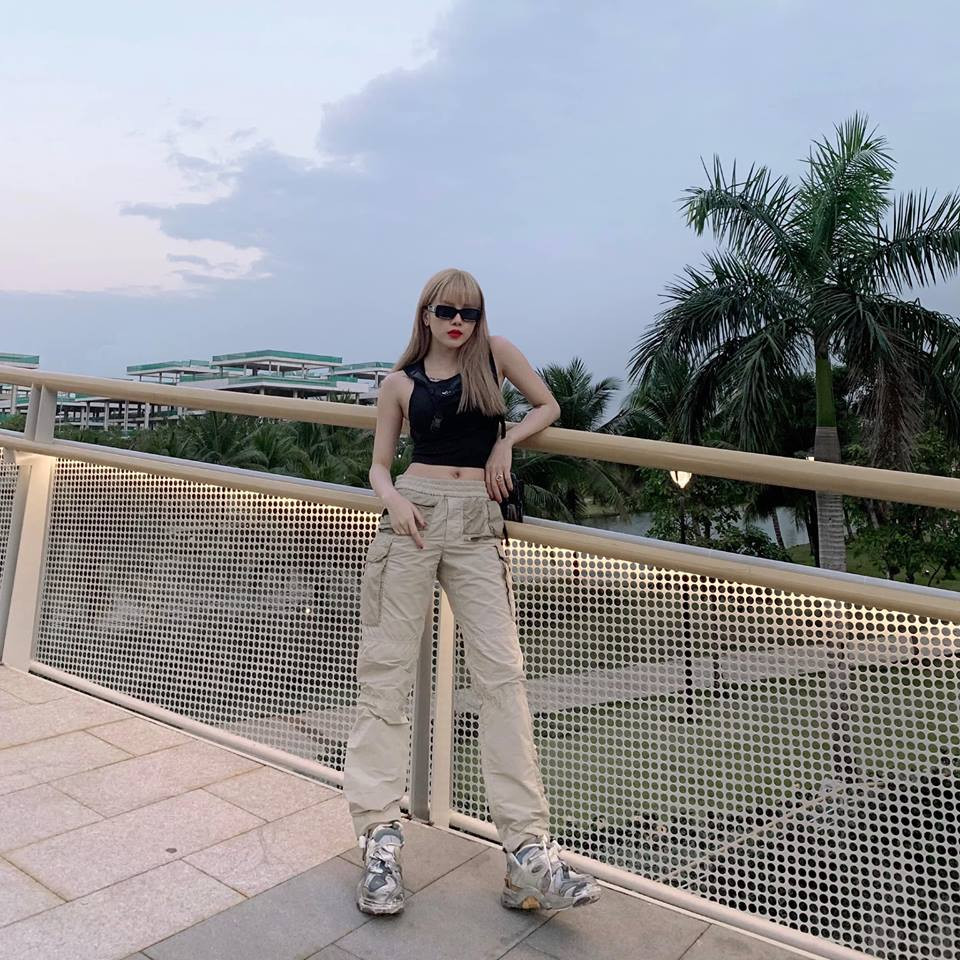 Ngoài đời thường, không ít lần Thiều Bảo Trâm chọn phong cách nổi loạn, cá tính và có phần "hầm hố".