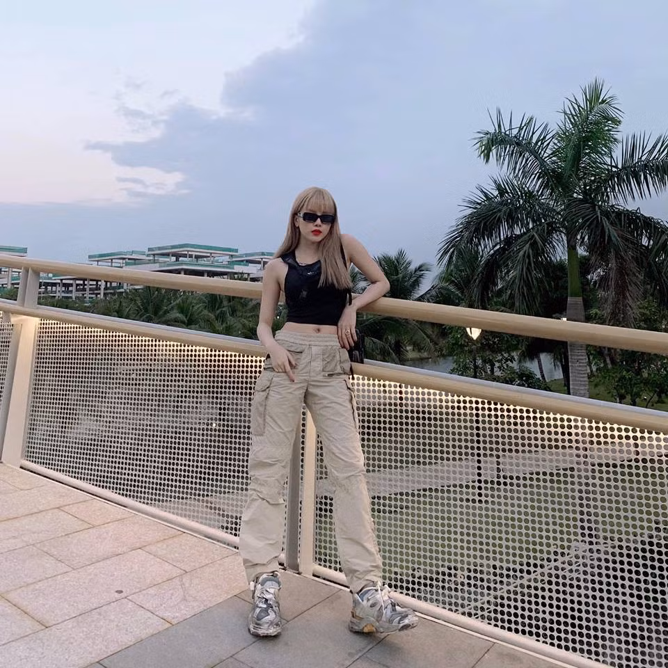 Ngoài đời thường, không ít lần Thiều Bảo Trâm chọn phong cách nổi loạn, cá tính và có phần "hầm hố".