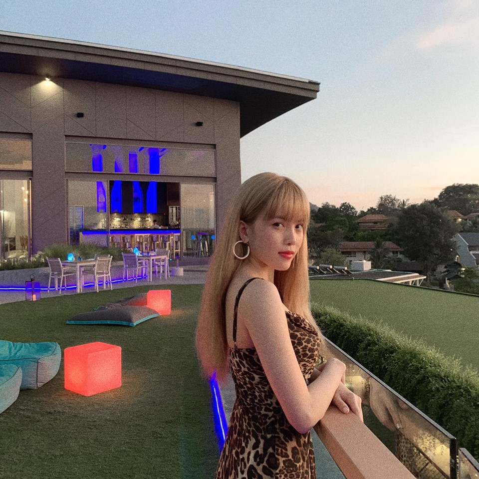 Bạn gái tin đồn của Sơn Tùng mặc chiếc váy da báo hai dây gợi cảm với mái tóc nhuộm vàng cá tính.