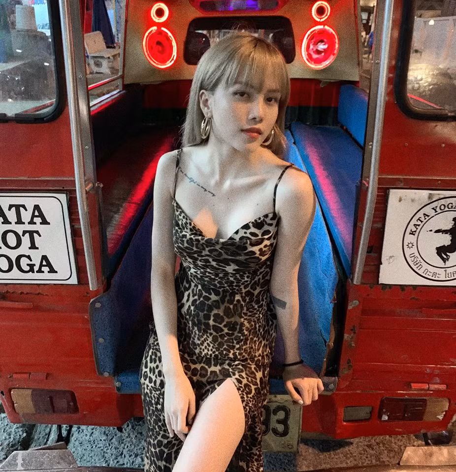 Thời gian gần đây, Bảo Trâm ngày càng chú ý chăm sóc dáng vóc cũng như quần áo hàng ngày. Phong cách thời trang đi sự kiện của nữ ca sĩ khá gợi cảm và sành điệu.