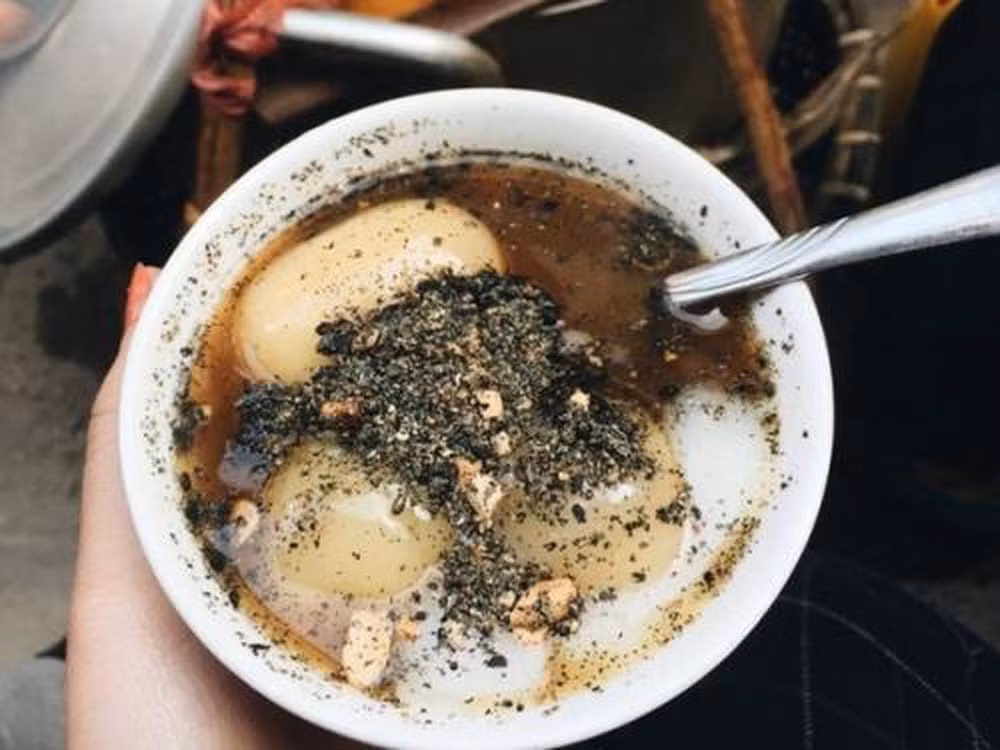 Những viên bánh trắng ngần được chan thứ nước màu nâu vàng sóng sánh như màu mật mía, thơm nồng hương gừng khiến ăn tới đâu, hơi ấm xực tỏa len lỏi khắp cơ thể đến đó. Ảnh: Internet.