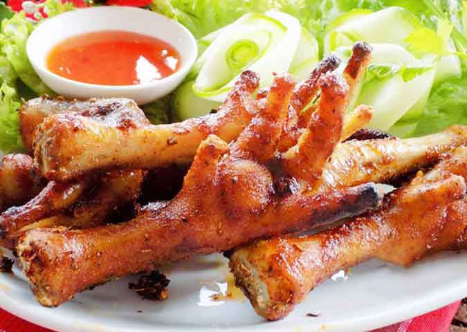 Những chiếc chân gà nướng nóng hổi, thơm lừng đủ để thổi bay cái lạnh và sưởi ấm cho cơ thể bạn từ những miếng đầu tiên. Ảnh: Internet.