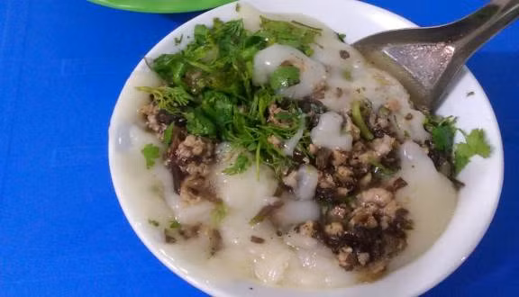 Tại Hà Nội, món ăn này được chan thêm các loại nước dùng pha từ mắm, hơi sền sệt và có vị chua ngọt dịu nhẹ thay vì bánh tròn ăn với lạc kèm nước tương như những nơi khác. Khi ăn, thực khách chỉ cần cho thêm giấm ớt và chút hạt tiêu là có thể thưởng thức ngay. Ảnh: Foody. 