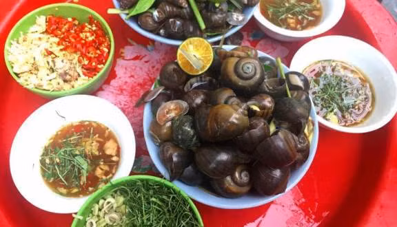 Đơn giản thế nhưng những con ốc nóng bỏng chấm với nước chấm đủ vị chua, cay, mặn, ngọt khiến người ra quên đi cái gió lạnh của ngày chuyển mùa. Ảnh: Foody.