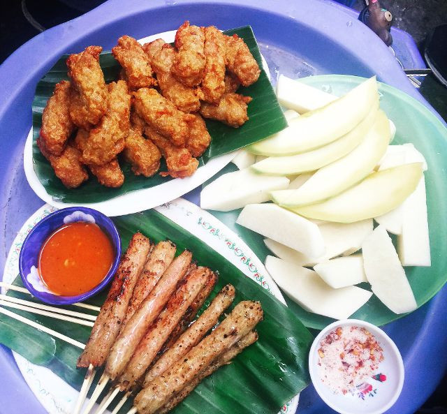 Những chiếc nem còn nóng hổi, khi ăn dễ bị dính bởi nhựa tiết từ bì chấm với tương ớt đủ để làm rôm rả câu chuyện ngày lạnh cũng như đuổi gió mùa. Ảnh: Lozi.