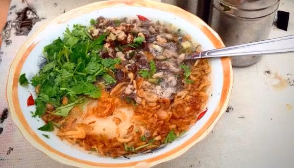 Bánh đúc nóng: Những ngày gió mùa về, còn gì tuyệt vời hơn khi bạn được thưởng thức một bát bánh đúc nóng. Bánh đúc được làm từ bột gạo tẻ, bột năng cùng nhân thịt xay, mộc nhĩ, hành khô... Ảnh: Foody.