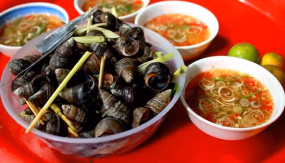 Ốc luộc: Đây là món ngon được chị em ưa chuộng nhất trong ngày mưa gió. Ốc có thể là ốc mít, có thể là ốc vặn hay ốc nhồi rửa sạch luộc cùng lá chanh, rồi chấm cùng nước chấm pha khéo. Ảnh: Foody.