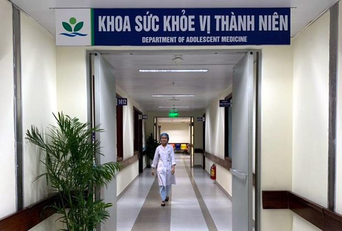 Con dong cua trong phong ca ngay, me chet lang phat hien dieu kho tin