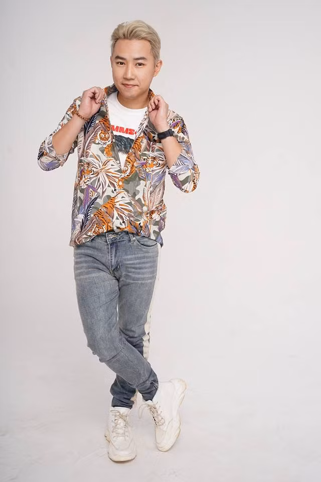 Minh Tít thể hiện hình ảnh lãng tử và bụi bặm qua cách phối trang phục.