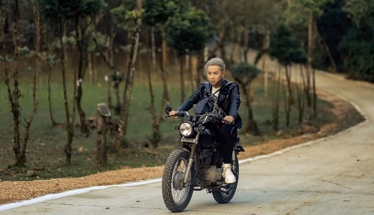 Ông bố một con diện áo phông, quần jean và áo khoác da chất lừ.