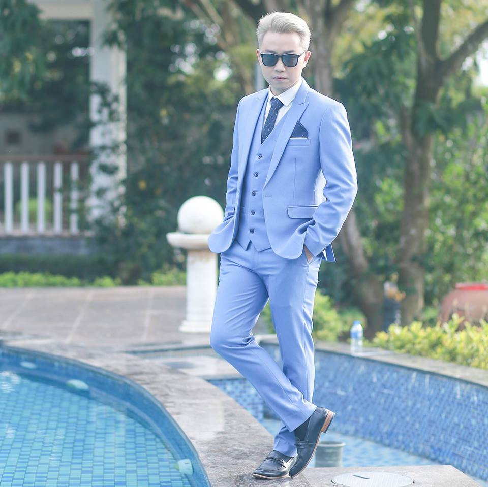 Dù vậy, Minh Tít diện suit cũng bảnh bao không kém các mỹ nam.