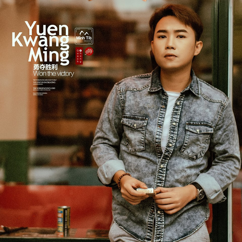 Gương mặt của nam diễn viên cũng khá hợp với các kiểu quần áo bò.